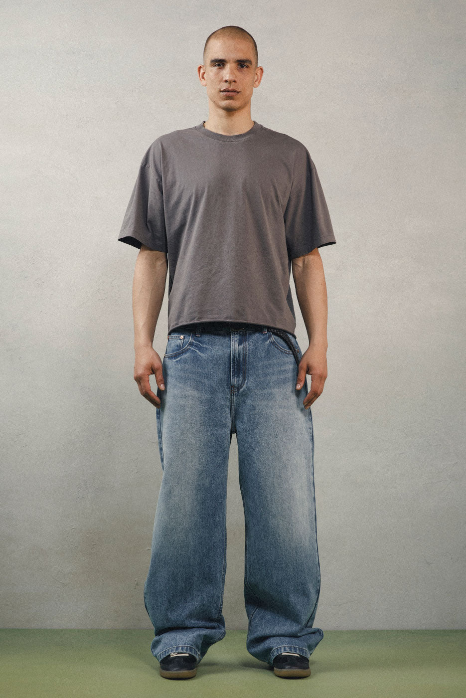 Shop Vintage grey OVERSIZED CROP CORE TEE by Elwood online Elwood