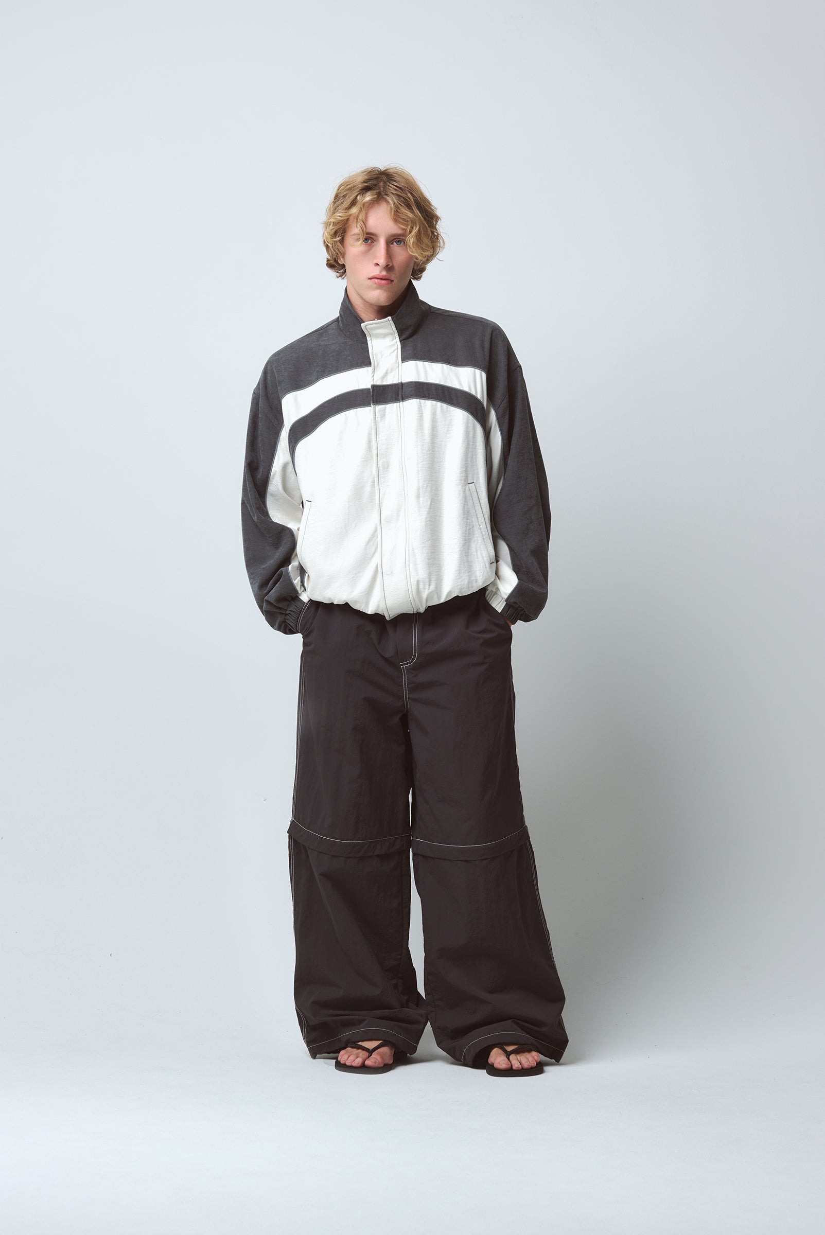 SURF WINDBREAKER in OFF WHITE/CHARCOAL – Elwood Clothing