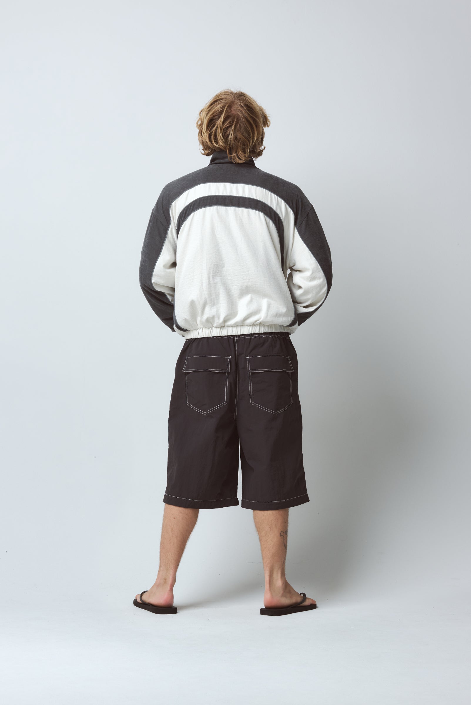 SURF WINDBREAKER in OFF WHITE/CHARCOAL – Elwood Clothing